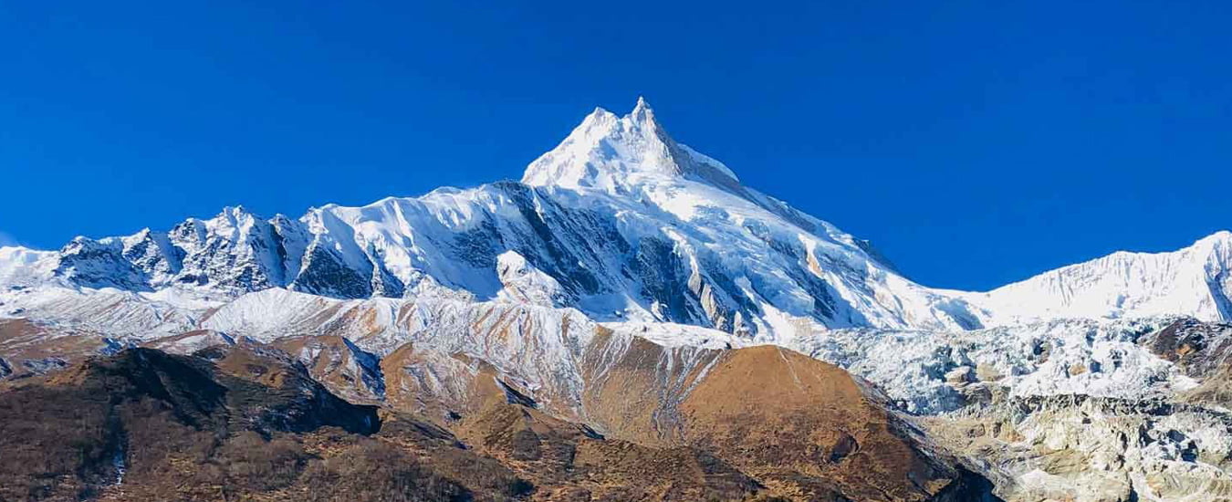 manaslu peak scene